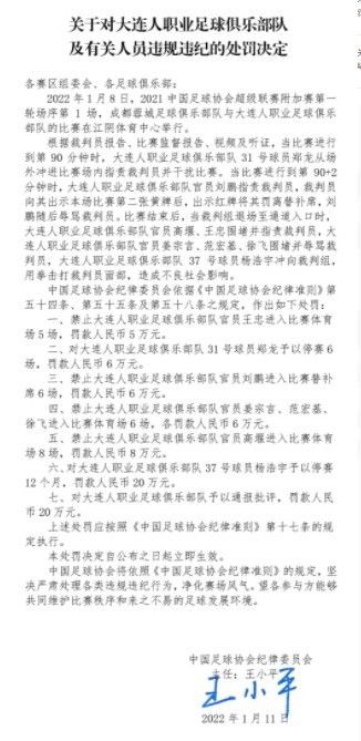 上周欧冠被拜仁击败后，滕哈赫在队内训练时将队员聚集在一起，阐明了在联赛中争取尽可能高的排名，以确保前四名的重要性。